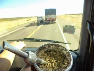 Manejar tomando mate: nunca lo hagas