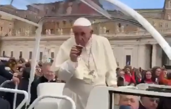 Gastón Merlino, un Fanático del mate le cebó un mate al Papa Francisco en el Vaticano